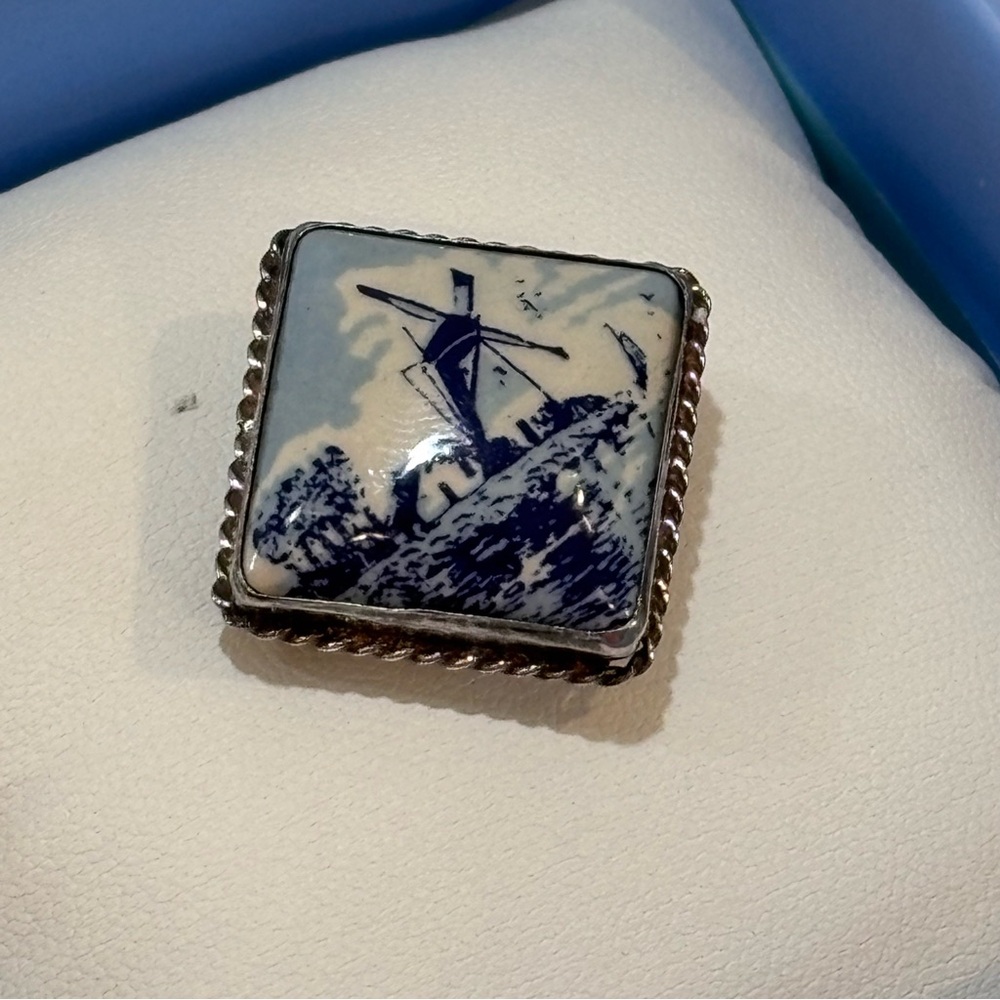 Vintage Windmill Brooch with Blue and White Design - Picture 4 of 8